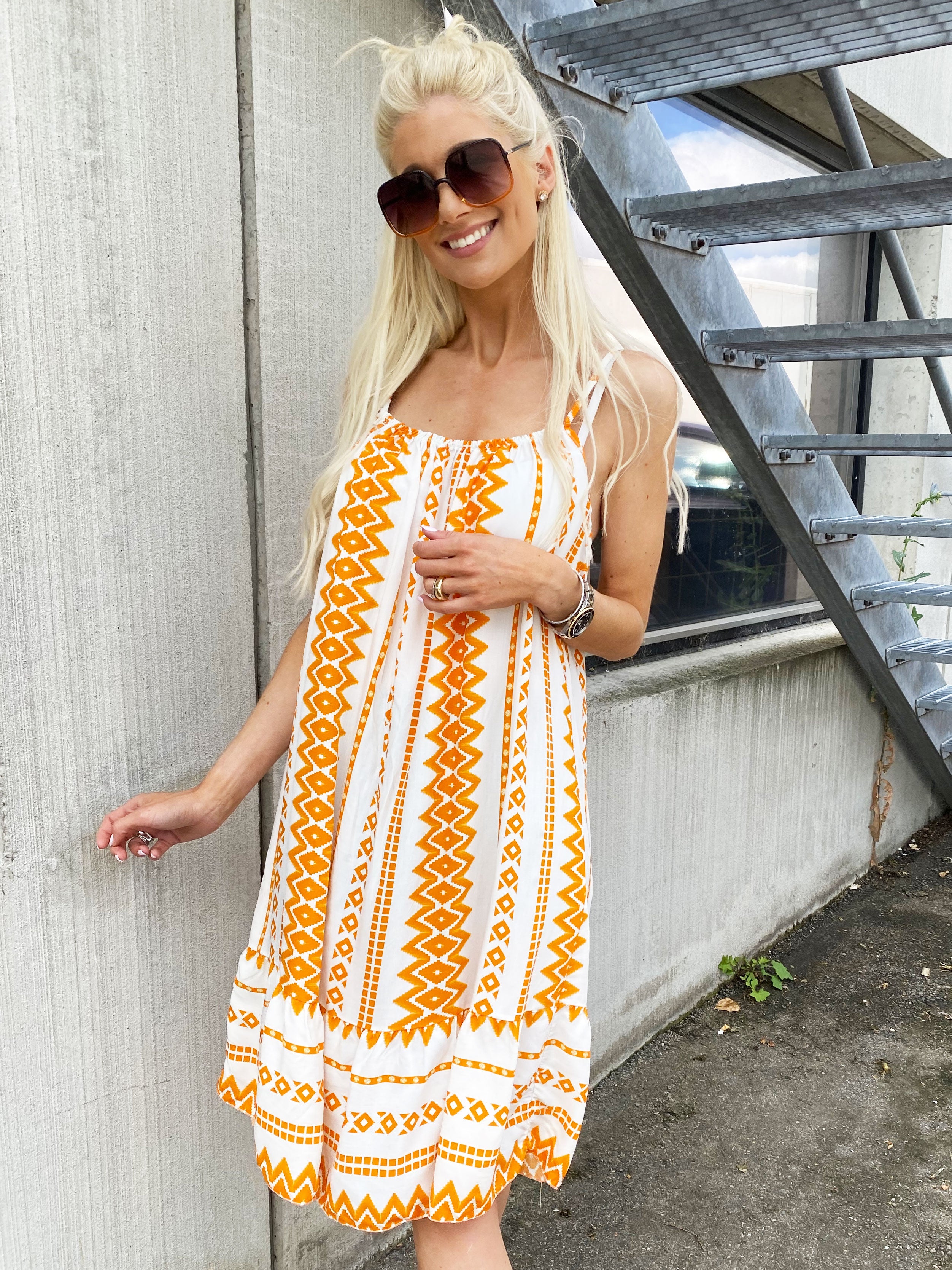 Ellie Summer - Vit klänning med färgat mönster